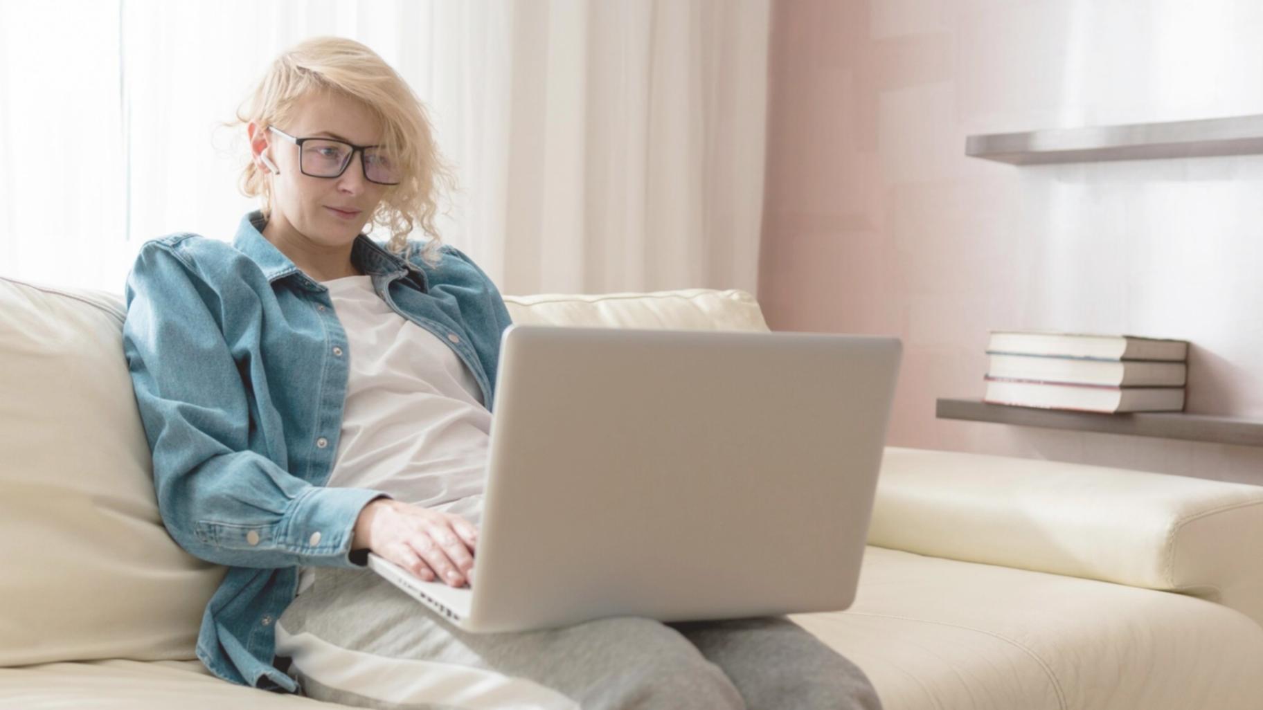 Úspěšná finanční konzultace s dokumenty a kalkulačkou